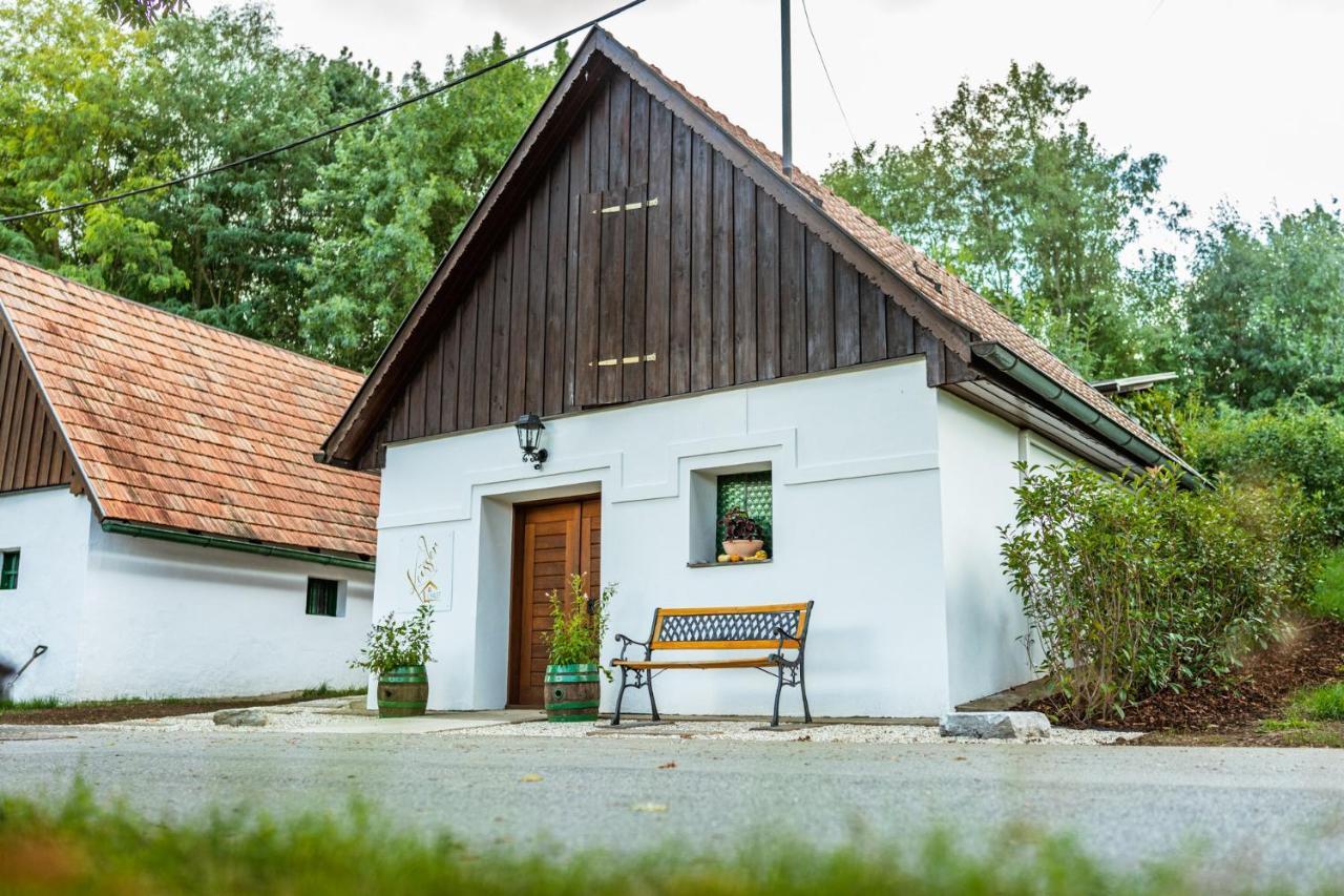 Отель Winzerhof Kuessler - Weinviertel Stillfried Экстерьер фото