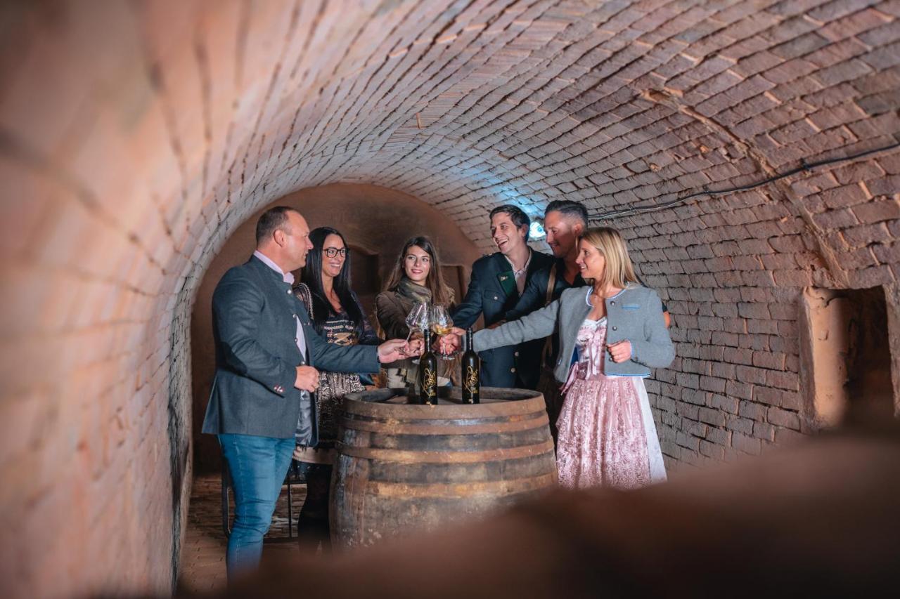 Отель Winzerhof Kuessler - Weinviertel Stillfried Экстерьер фото