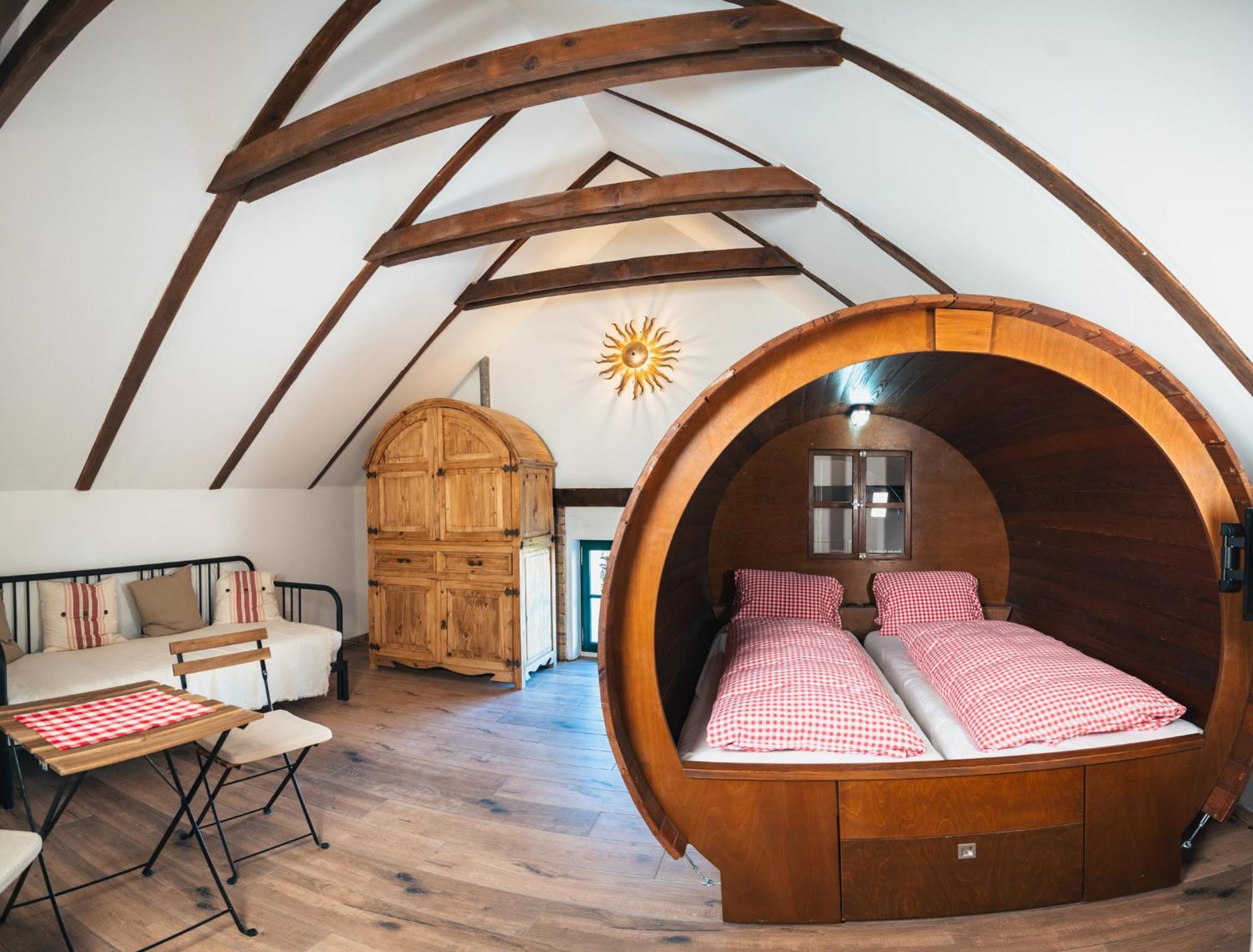 Отель Winzerhof Kuessler - Weinviertel Stillfried Экстерьер фото
