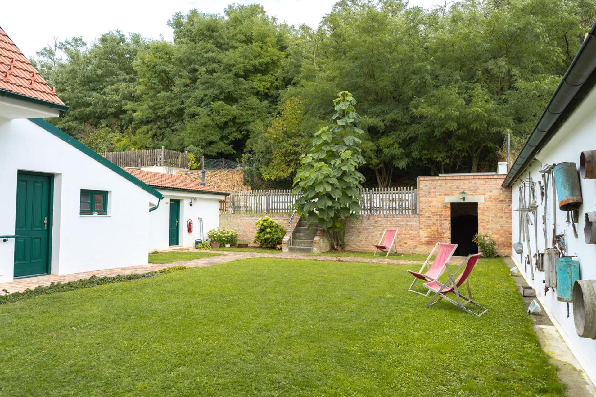 Отель Winzerhof Kuessler - Weinviertel Stillfried Экстерьер фото